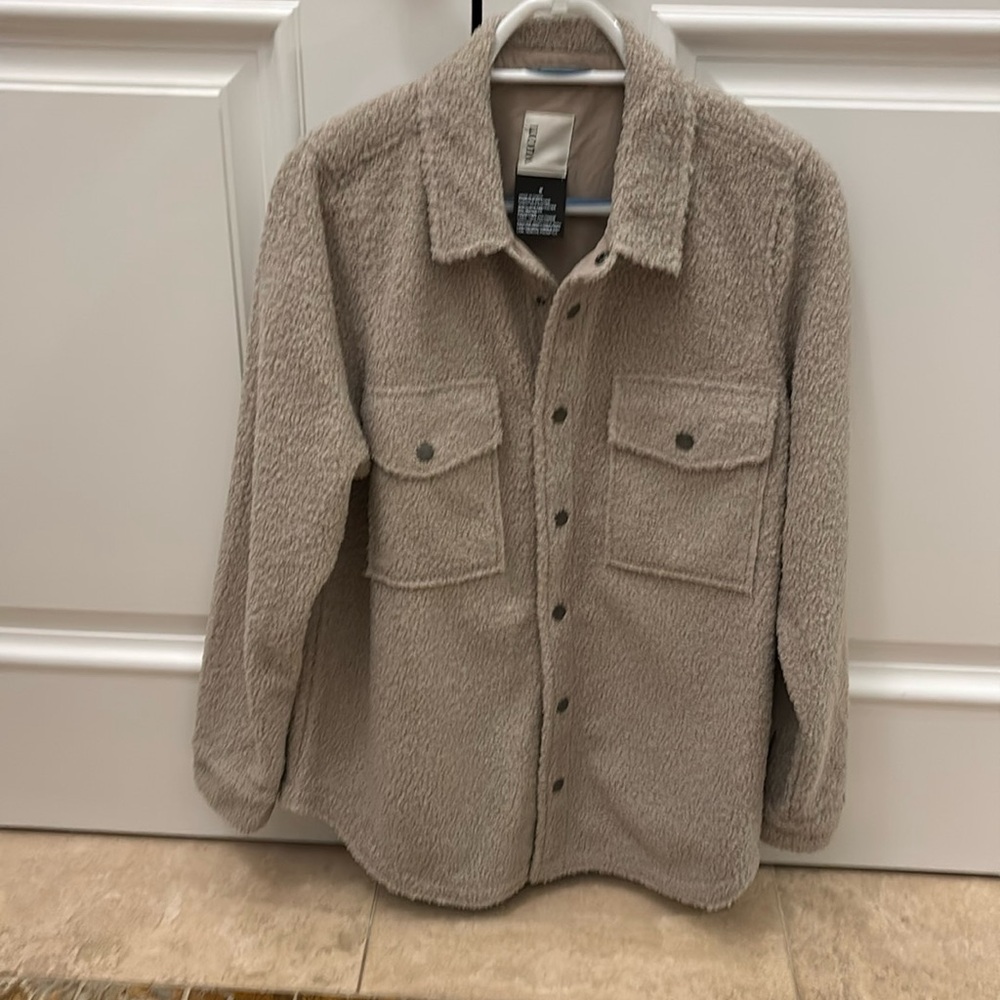NWT!  Vuori Sycamore shirt jacket. Size M